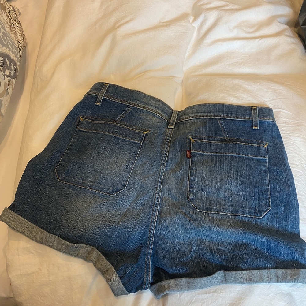 New jean short without tag, it was stored in my drawer and I never used it.